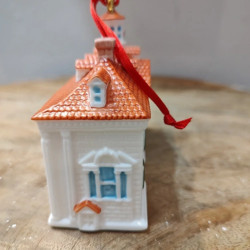 Martha's Vineyard Porcelain‎ House Ornament  2007 Coastal Village Scene